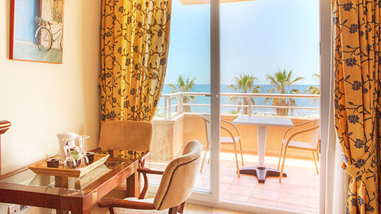 3-habitacion-doble-superior-vistas-mar-escritorio