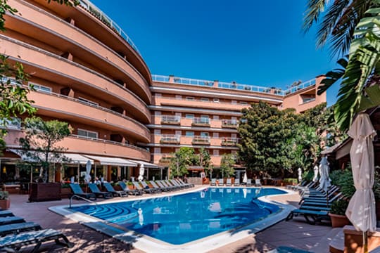 piscina-exterior-hotel-playa-golf-sitges